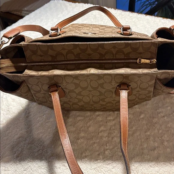 Coach Tan Signature Tote/ Diaper Bag/Lots of Storage 👜 - Picture 7 of 8